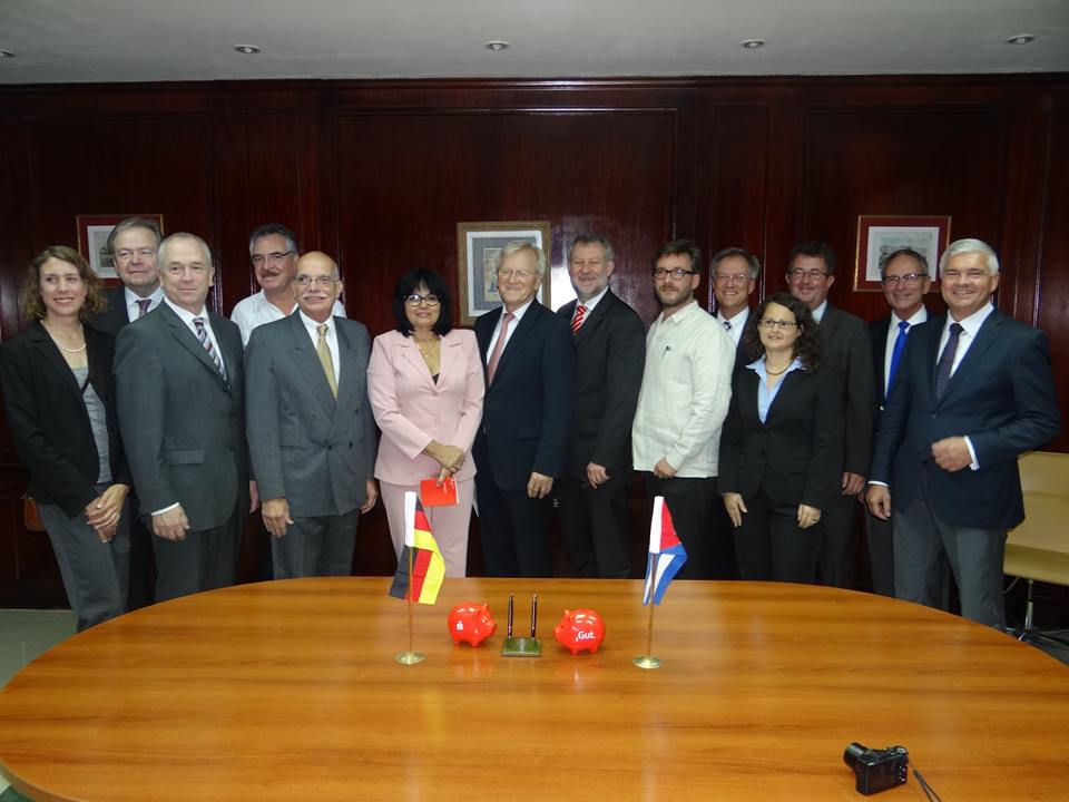 Banco Central de Cuba y Fundación Alemana de las Cajas de Ahorro firman importante acuerdo
