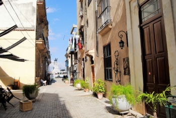 Dos callejones originales en Cuba