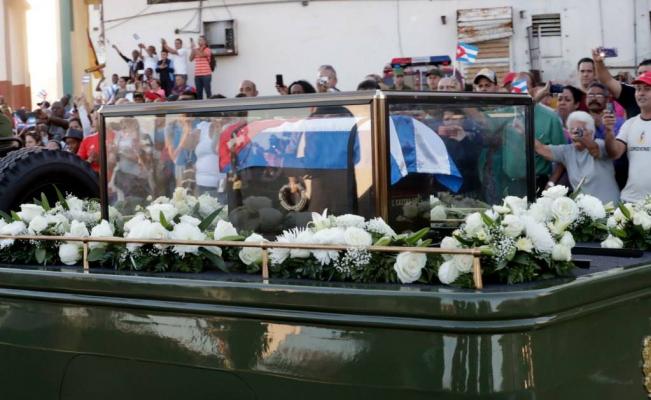 Caravana con restos de Fidel viaja hacia el oriente cubano
