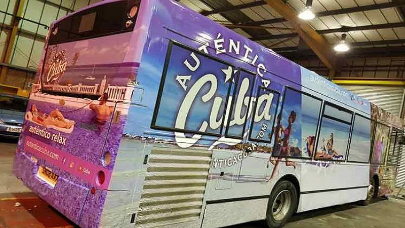 Autobuses pasean campaña Auténtica Cuba en Londres