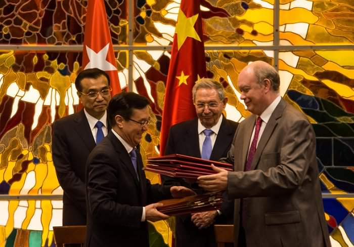 Cuba y China fortalecen cooperación en energías renovables y la industria