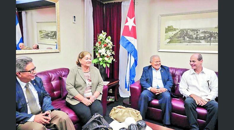 El Salvador y Cuba amplían programas de colaboración