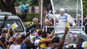 El Papa Francisco reza a la Virgen de la Caridad del Cobre