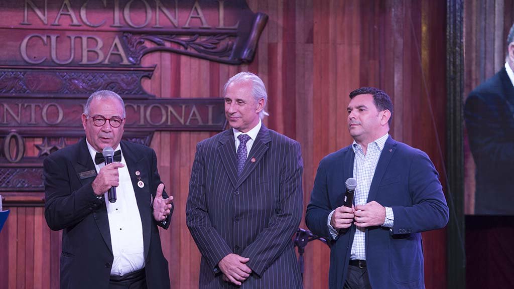 José Carlos de Santiago recibe membresía honorífica de Asociación de Cantineros de Cuba