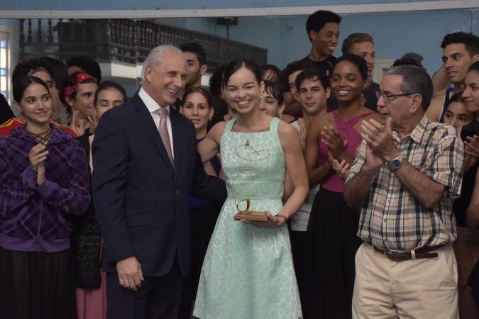 Grupo Excelencias premia a Viengsay Valdés ante sus compañeros