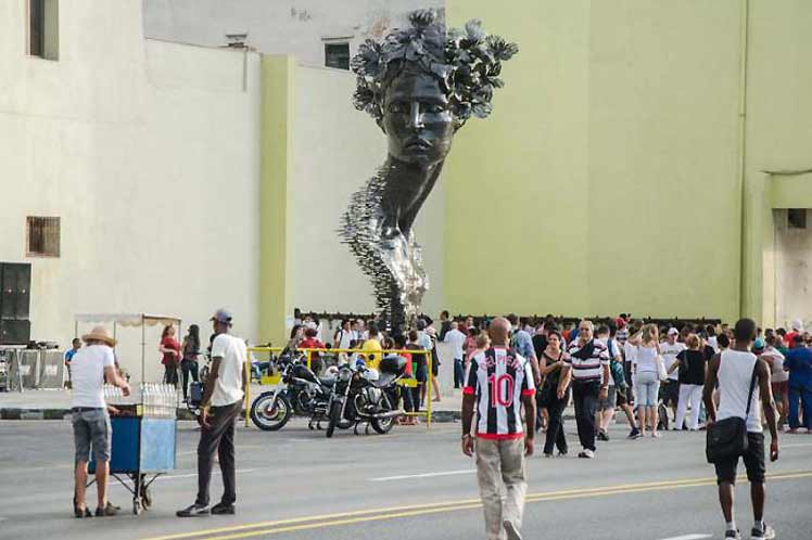 Creadores de 52 países en Bienal de La Habana