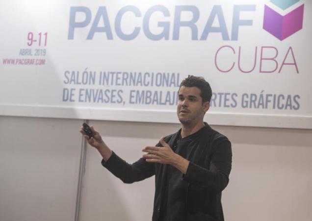 Conferencia Tomas Diez, fundador de Fab Lab Barcelona, durante la celebración de PACGRAF 2019, en La Habana, Cuba.