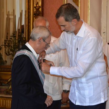 El Rey Felipe VI condecora a Eusebio Leal con distinguida orden española
