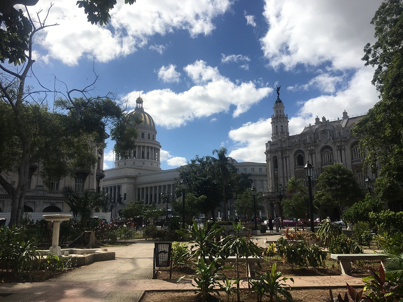 Vista del Capitolio y el Gran Teatro desde el Parque Central de La Habana