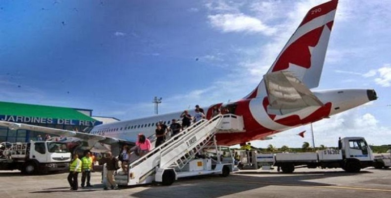 Llegada de turistas canadienses a Jardines del Rey, Cuba