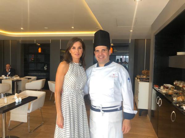 Chef Ejecutivo del Hotel Iberostar Parque Central, Miguel Ángel Jiménez, y la Reina de España