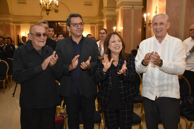 Reciben Premio Excelencias Tony Martínez y Liuba María Hevia