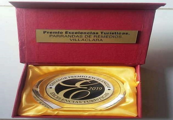 Las Parrandas de Remedios, la rivalidad entre los barrios el Carmen y San Salvador, recibió el Premio Excelencias Cuba 2019, en ceremonia que tuvo lugar en la Sala Avellaneda, del Teatro Nacional de Cuba, en La Habana.