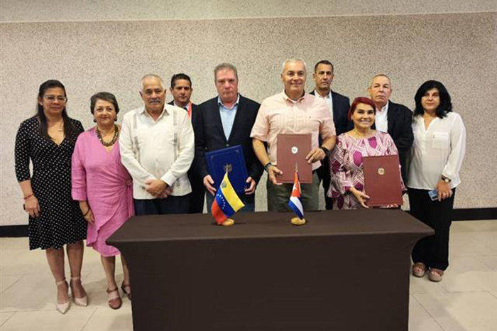 Venezuela y Cuba firman acuerdos de cooperación turística