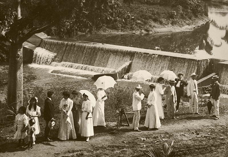 personas cascada del río Almendares