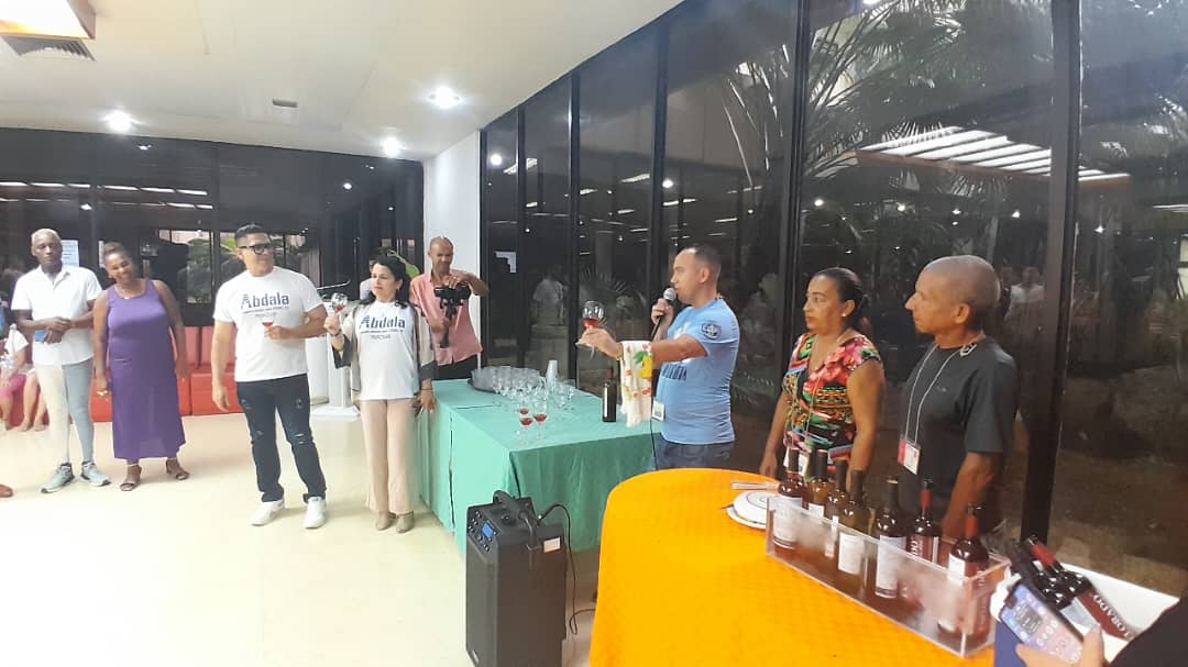 Científicos cubanos aprecian bondades de los vinos artesanales nacionales