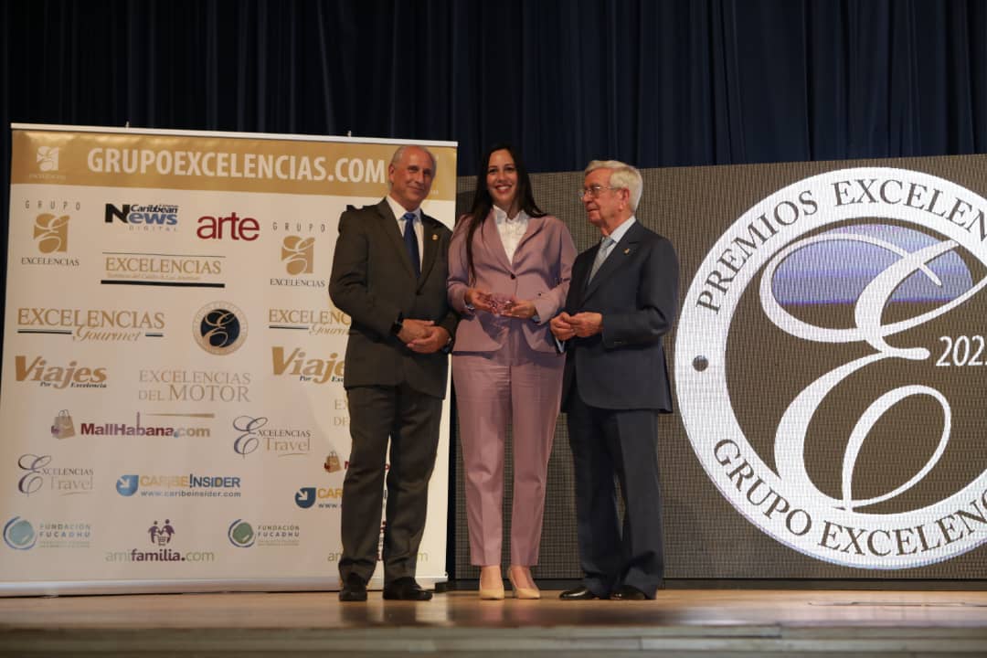 Yadira Ramírez Morera, directora de Comunicación del Ministerio de Turismo de Cuba, al centro, recibe el Premio Cantineros Excelencias Gourmet. A su izquierda, José Carlos de Santiago, presidente de Grupo Excelencias; a su derecha, don Rafael Ansón Oliart, presidente de la Academia Iberoamericana de Gastronomía.