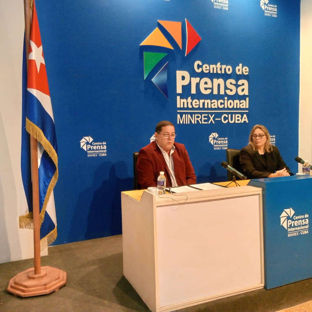 Viceministro primero del Ministerio de la Industria Alimentaria, Javier Francisco Aguiar Rodríguez, acompañado de la directora del Centro de Prensa Internacional, Rebeca Hernández Toledano.