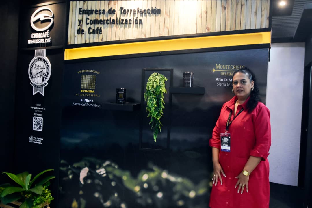 Martha María García Serrano, directora de Inteligencia Comercial de CUBACAFÉ, muestra las marcas de café Cohiba Atmosphere y Montecristo Deleggend, presentadas en el Festival del Habano.
