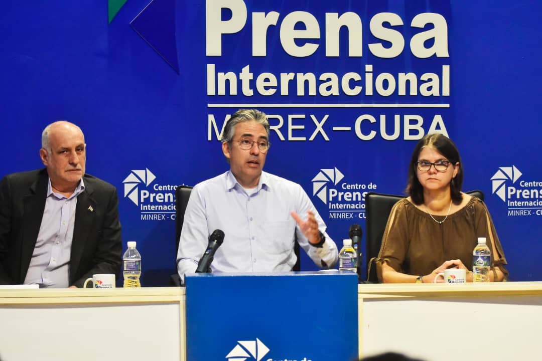 De izquierda a derecha, Ricardo Ronquillo, presidente de la Unión de Periodistas de Cuba; Ing. Wilfredo González Vidal, presidente ejecutivo del Comité Organizador y viceministro Primero de Comunicaciones; y Ariadne Plasencia Castro, secretaria ejecutiva de la Feria y presidenta del Grupo Empresarial de la Informática y las Comunicaciones.