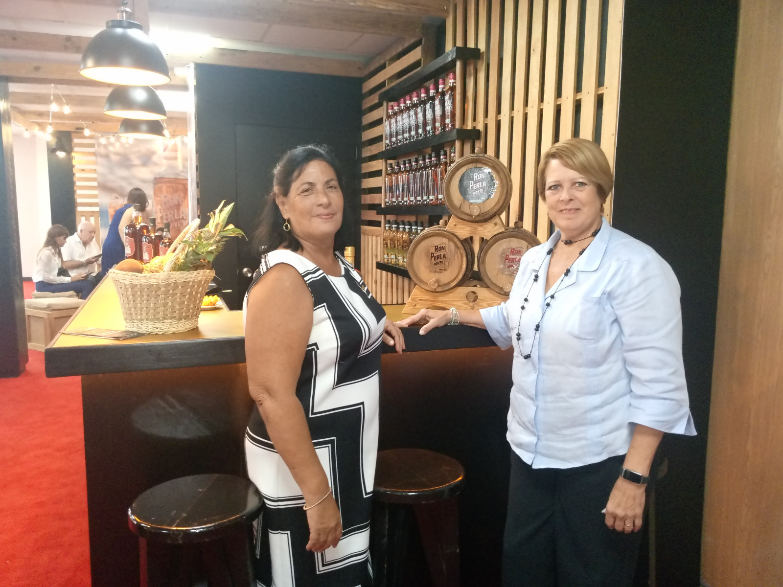 Milagros Ortega Suárez, administradora de la Mipyme Estatal Vizcaya S.U.R.L., e Isabel Cristina Rivero Páez, Aspirante a Maestra del Ron Cubano.