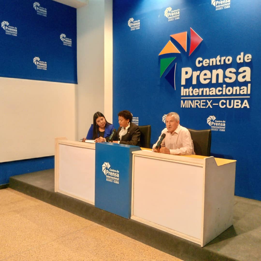 Al centro, Yvonne Nkwenkwezi Phosa, excelentísima embajadora de Sudáfrica en Cuba, junto a Juan Rodríguez Cabrera, presidente del Instituto Cubano del Libro y del Comité Organizador de la Feria Internacional del Libro de La Habana 2025.