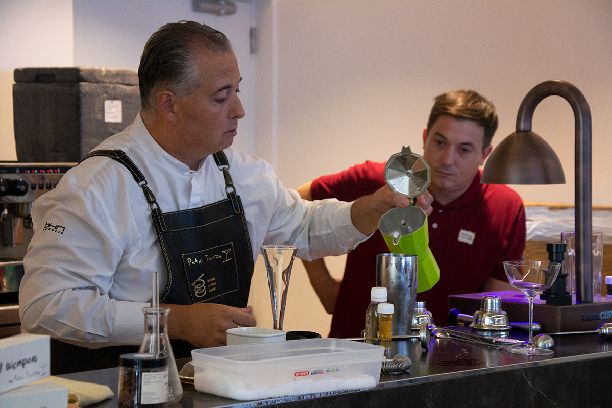 Los bartenders Yon Pavón y Patxi Troitiño