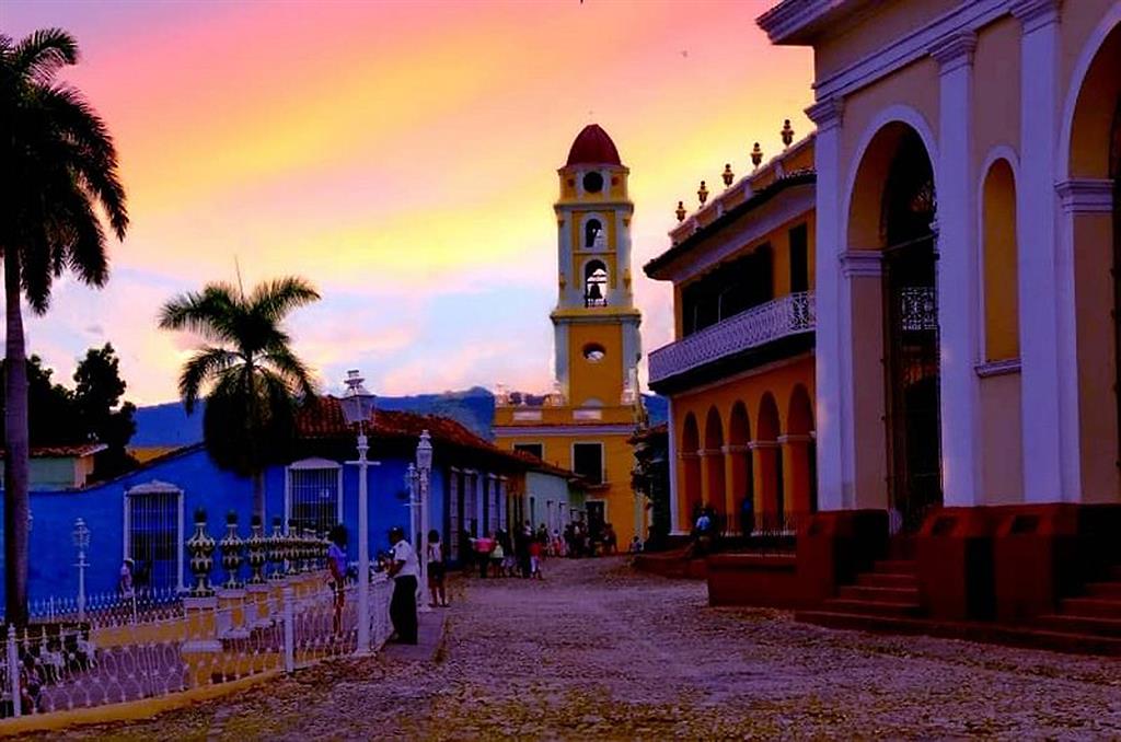 La torre campanario de Trinidad luce nuevos colores