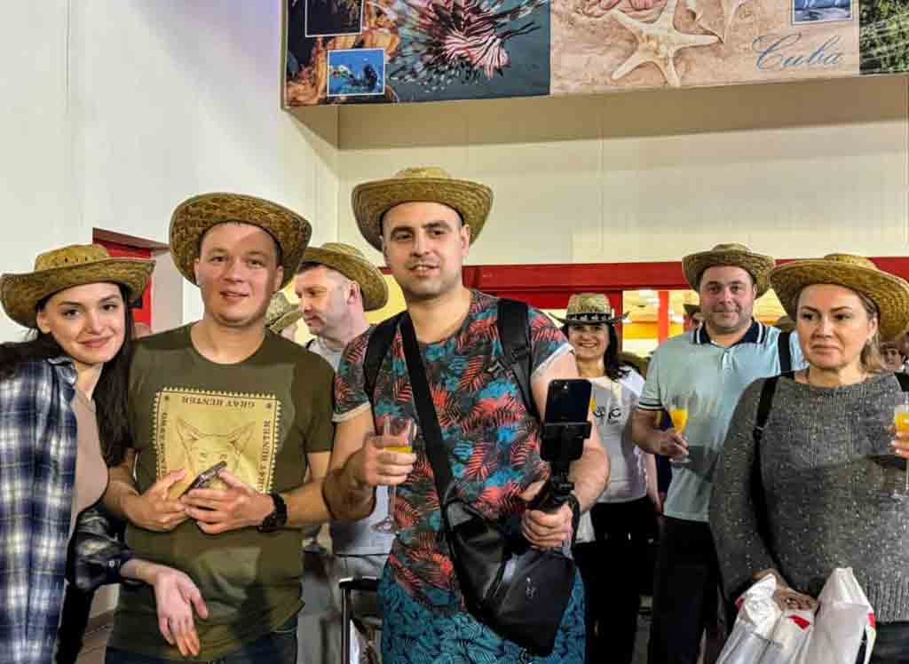 Primera oleada de visitantes rusos llega a Cuba en una nueva temporada de turismo corporativo