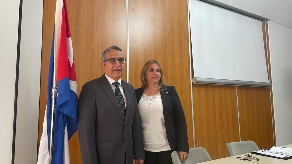 Consejera de Turismo de Cuba en España, Niurka Pérez Denis, acompañada por el Embajador de esa nación en Madrid, Excelentísimo señor Marcelino Medina González.