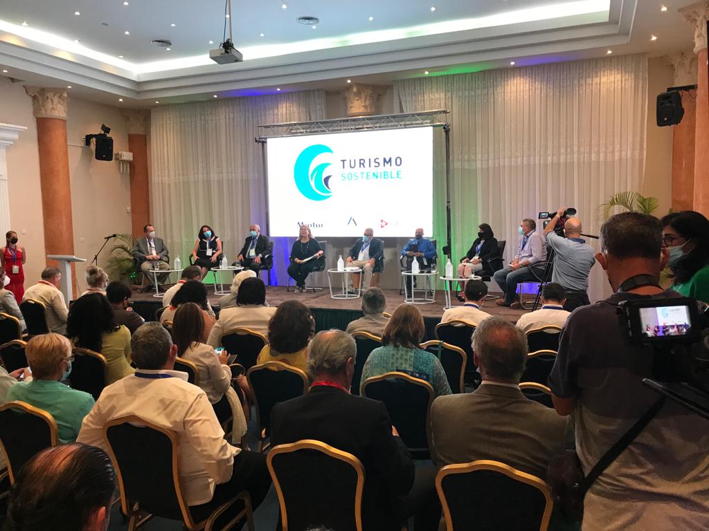 Panel sobre turismo sostenible en Cuba