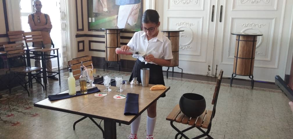 Jóvenes cubanos muestran su talento en competencia de coctelería analcohólica