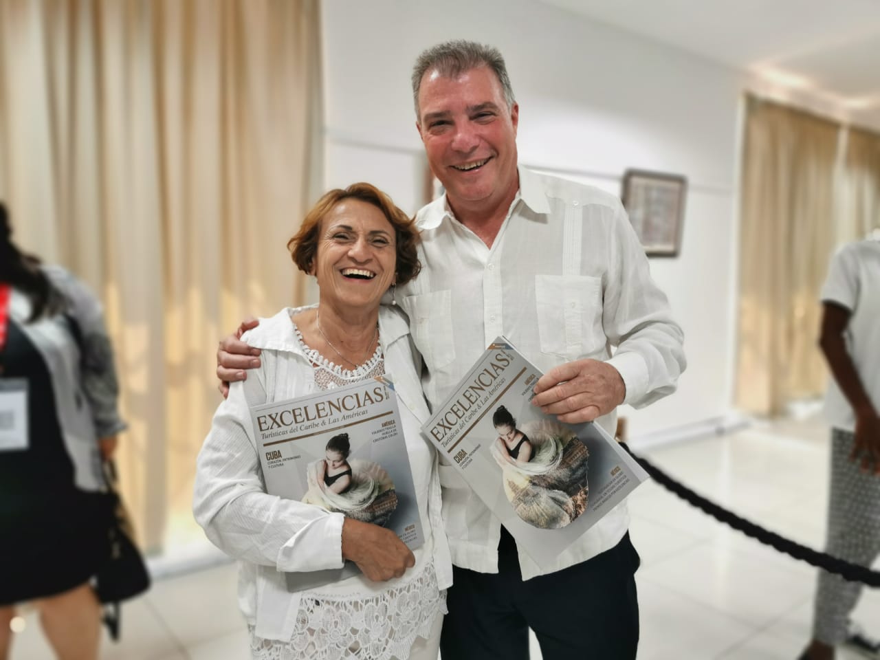 Juan Carlos García Granda, ministro de Turismo, con un ejemplar de la revista Excelencias Turísticas del Caribe y las Américas