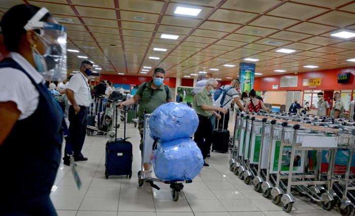 Llegada de viajero a Cuba