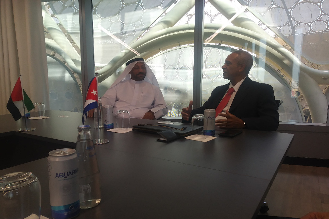 Abdullah Sultan Al Owais, presidente de la Cámara de Comercio e Industria de Sharjah, y Antonio Carricarte, presidente de la Cámara de Comercio de la República de Cuba.