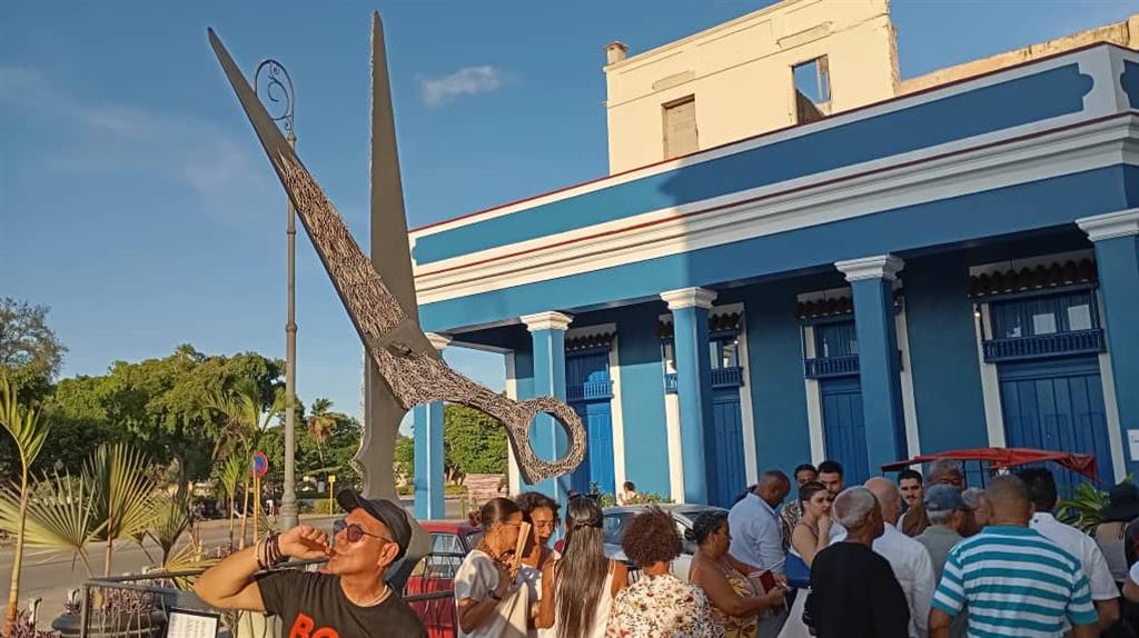 Ron y puros cubanos brillan en el Callejón de los Peluqueros