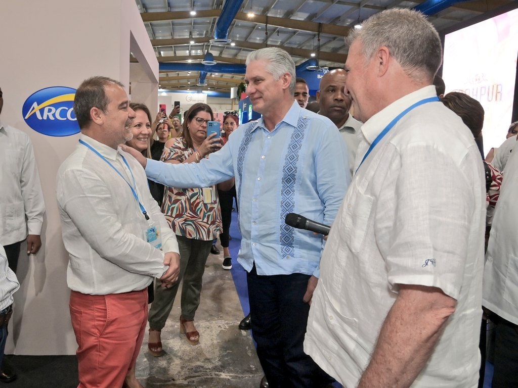 Presidente cubano visita HostelCuba 2023