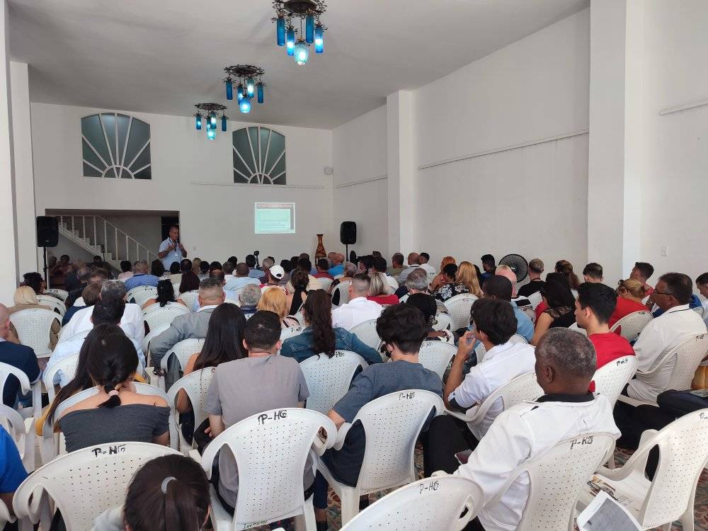 Sesiona Foro Empresarial Holguín 2022