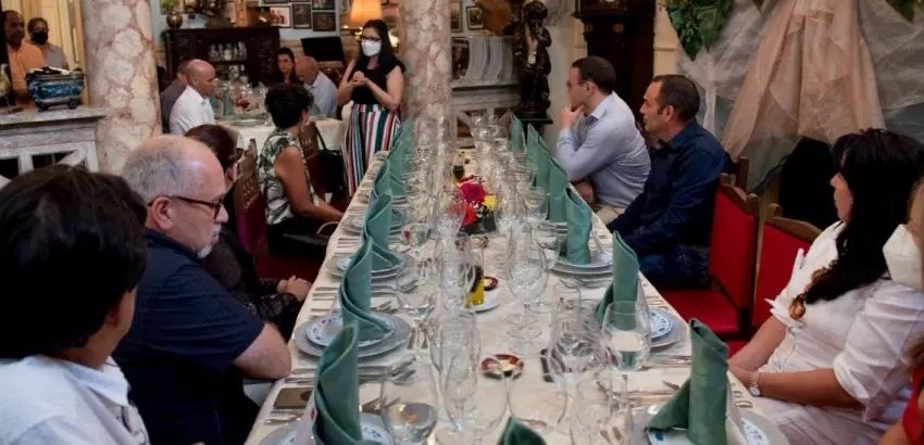 Al concluir la degustación-maridaje, los invitados manifestaron el interés en poder contar con los productos presentados en forma inmediata, reconocieron la calidad de estos y agradecieron la oportunidad a ProChile de hacerlos partícipes en el encuentro. En opinión de la Representante Comercial de ProChile, Yahima Rodríguez, “fue grato corroborar la aceptación de los productos chilenos, que pueden ser incluidos perfectamente en las elaboraciones del sistema hotelero cubano, por lo que se continuará el apoy