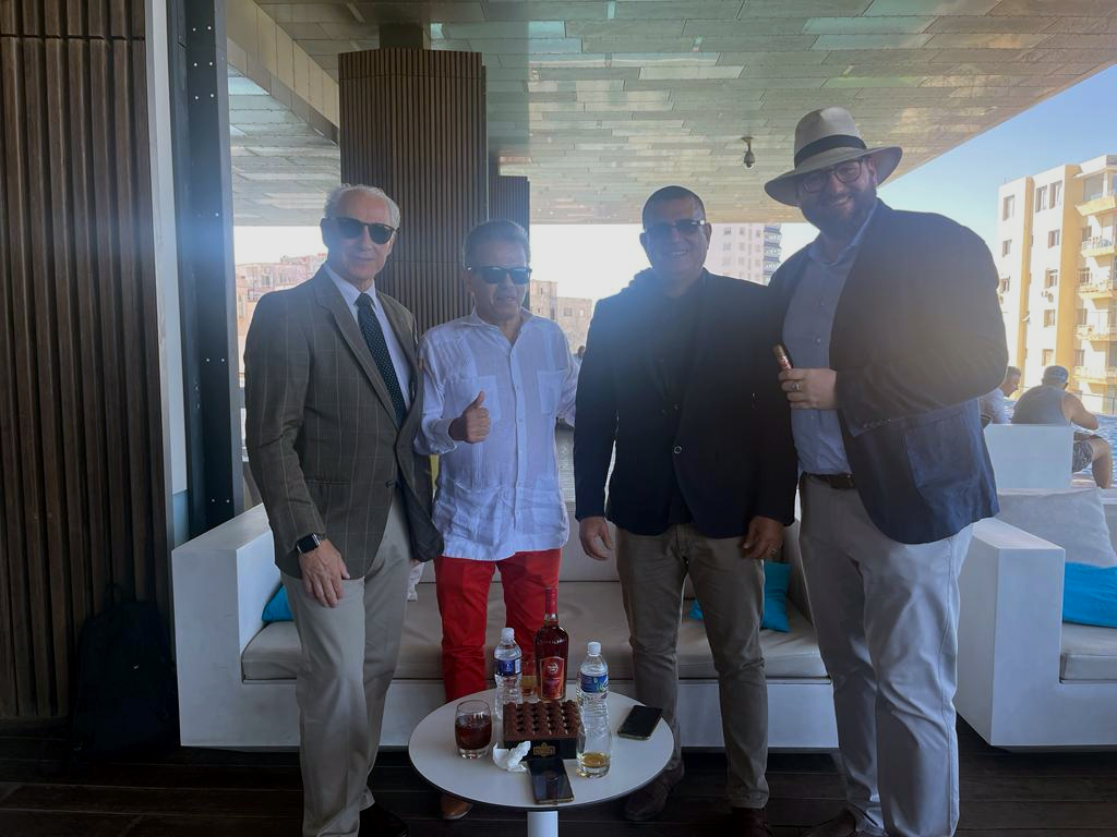 Armando Díaz Dones (a la derecha en la imagen), asistió a la presentación del habano Montecristo L´Esprit, como parte del Festival del Habano. En la imagen lo acompaña el Presidente del Grupo Excelencias, José Carlos de Santiago.