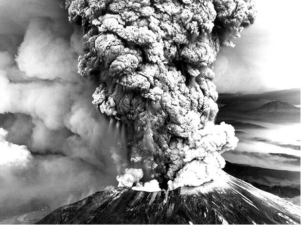 Monte Santa Helena con erupción explosiva el 18 de mayo de 1980. La columna de cenizas, vapor y gases llegó hasta 18 kilómetros de altura sobre el nivel medio de mar. Erupciones tan masivas son raras y de corta duración. Foto: Servicio Geológico de los EE.UU.