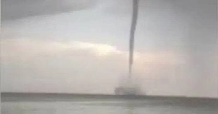 Tromba Marina en la bahía de Cienfuegos, Cuba. Las trombas marinas absorben el agua y lo que pueda contener.