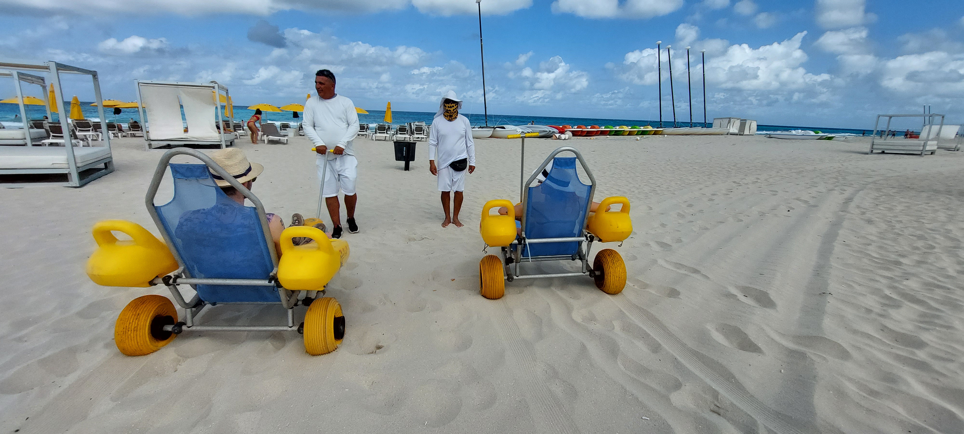 Los turistas con discapacidad emplearon sillas anfibias para disfrutar de las cálidas aguas de Varadero.