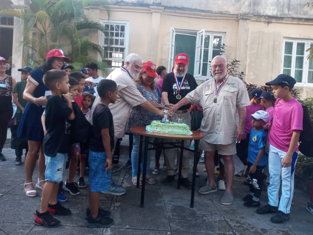 Muchos Hemingway caminaron de nuevo por La Habana