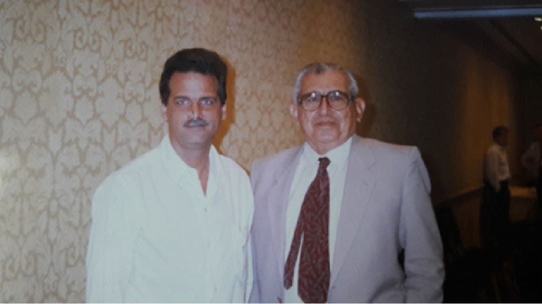 El autor con el Dr. José A. Colón, uno de los más grandes Especialistas de Huracanes de Puerto Rico y del Caribe. El Dr. Colón, cuyos trabajos leí cuando estudiaba meteorología, era puertorriqueño, primer Director del Servicio Meteorológico en Puerto Rico y Primer puertorriqueño en alcanzar el grado de Doctor en Meteorología. Se le rindió merecido homenaje en la 32 Conferencia de Huracanes y Meteorología Tropical de la American Meteorological Society (AMS) celebrada en conjunción con una Reunión del Comité de Huracanes en San Juan, Puerto Rico. Foto tomada en Puerto Rico en 1996