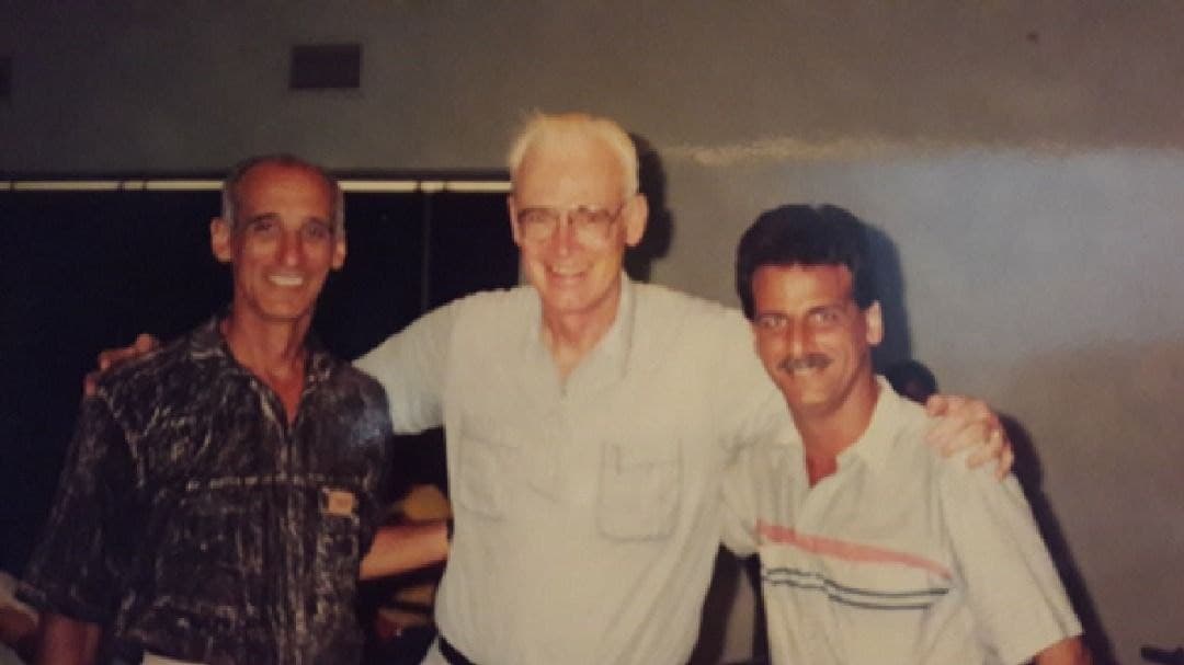 El autor y el Dr. Omar García, Profesor de la Universidad de Guadalajara en México, junto al famoso Profesor y Dr. William M. Gray, padre del Pronóstico Estacional de Ciclones Tropicales en la Colorado State University de los EE.UU., fallecido hace ya unos años, a quién también se le rindió merecido homenaje en la 32 Conferencia de Huracanes y Meteorología Tropical de la American Meteorological Society (AMS) celebrada en San Juan, Puerto Rico, en conjunción con una Reunión del Comité de Huracanes de la OMM. Foto tomada en México en 1993.