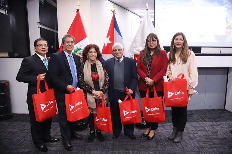 Javier Sakata, director APAVIT; Ricardo Acosta, presidente APAVIT; Isabel Alvarez, viceministra de Turismo, MINCETUR; Carlos Rafael Zamora, embajador de Cuba; Jennifer Pizarro, PROMPERU