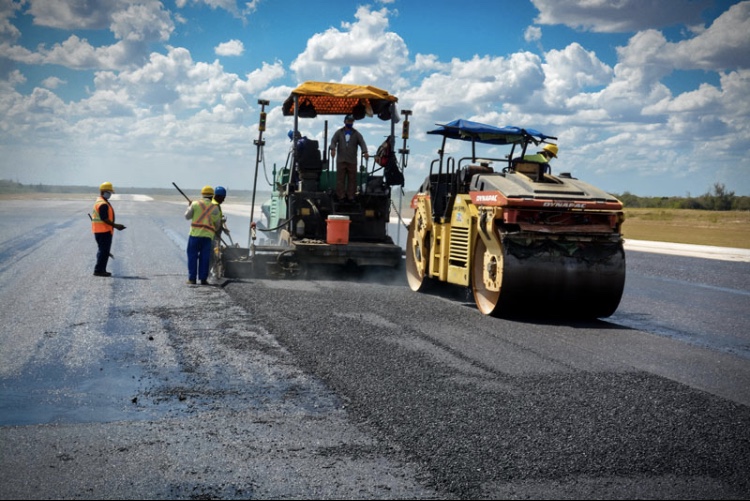 Repavimentación de la pista del aeropuerto Frank País