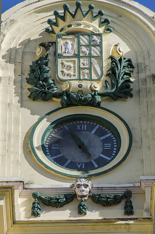  Blasón sobre un antiguo edificio comercial