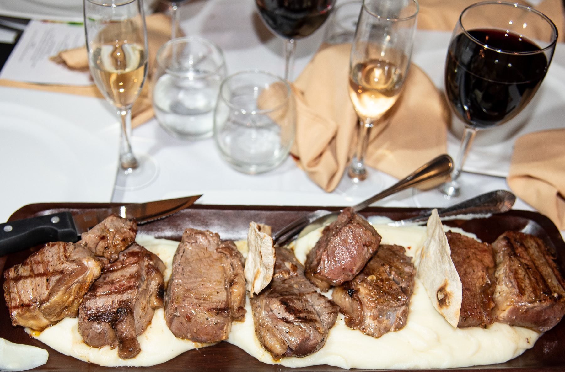 Carne de res al carbón acompañado con puré de papas.